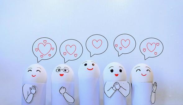 吹き出しの中にハート　５人の人形 ポーズ,にこにこ,ニコニコ顔の写真素材
