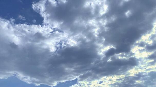 ダイナミックな青空の雲の広がり 雲,青空,自然の写真素材