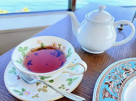 花柄カップと紅茶時間 花柄カップと紅茶時間 紅茶,ティーカップ,ティーポットの写真素材