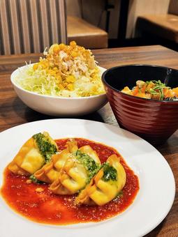 揚げギョウザトマトバジルソース後方２品 揚げ物,ギョウザ,揚げ餃子の写真素材