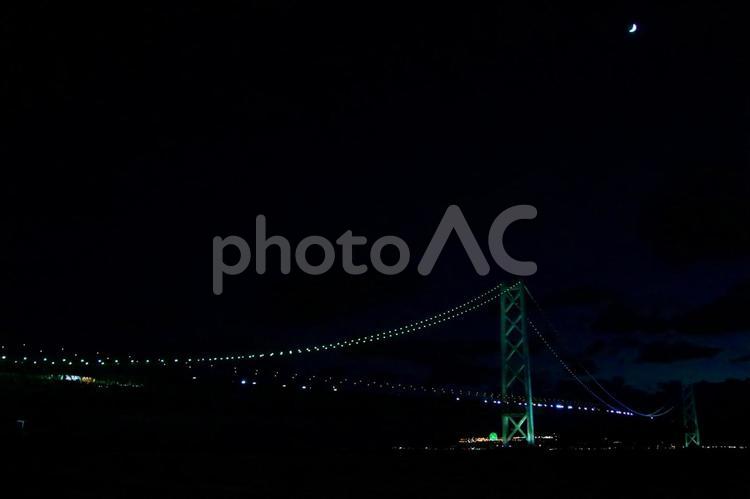 ライトアップされた明石海峡大橋と三日月 明石海峡大橋,夜景,風景の写真素材