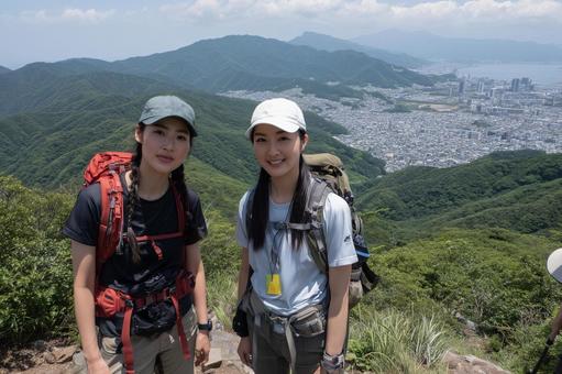 ハイキングを楽しむ2人の女性の写真