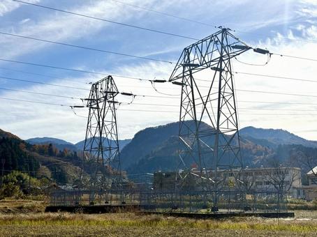 田舎の集落の鉄塔　福井県坂井市秋 鉄塔,送電線,鉄骨の写真素材