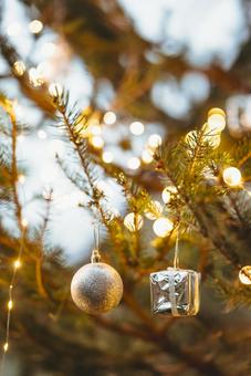 オーナメントボールとプレゼント クリスマス,オーナメントボール,プレゼントの写真素材