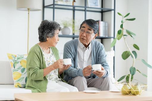 リビングでくつろぐシニアの夫婦 リビングでくつろぐシニアの夫婦 シニア,夫婦,コーヒーの写真素材