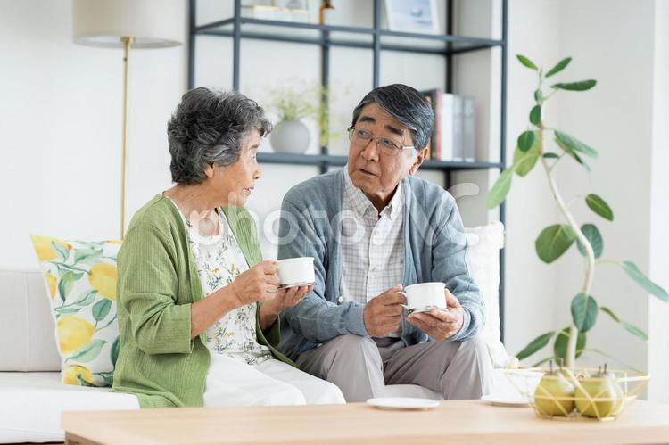 リビングでくつろぐシニアの夫婦 シニア,夫婦,コーヒーの写真素材