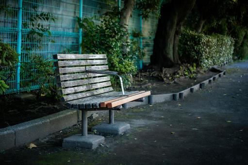 公園のベンチ 公園のベンチ ベンチ,休憩,一服の写真素材