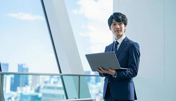 事務所　オフィスで働くエンジニアの写真