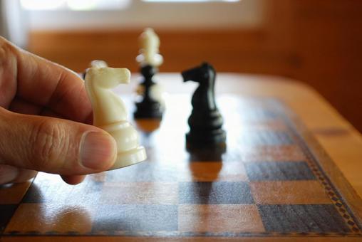 チェスのナイトを持つ手元右向き チェス,ゲーム,馬の写真素材