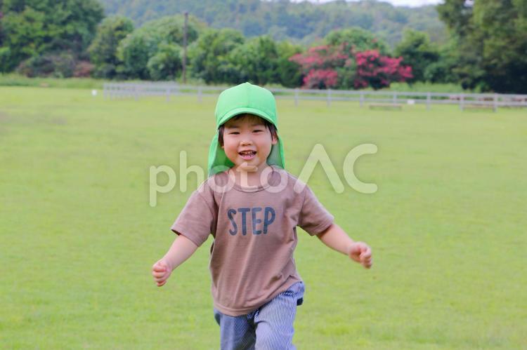 芝生で遊ぶ子どものイメージ 子供,公園,遊ぶの写真素材