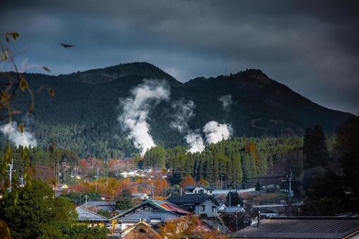 秋の由布院温泉の雄大な風景 湯けむり,由布院,温泉の写真素材