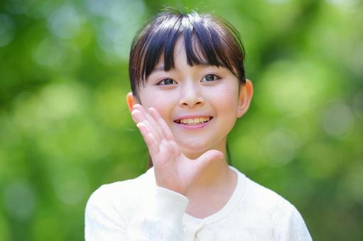 公園で呼びかけている女の子 子ども,女の子,小学生の写真素材
