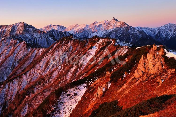朝陽に染まる冠雪の槍ヶ岳と表銀座縦走路 槍ヶ岳,燕岳,表銀座縦走路の写真素材