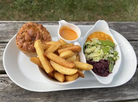 イギリスのパブ料理 パイとチップス イギリスのパブ料理 パイとチップス イギリス,パブ,パイの写真素材