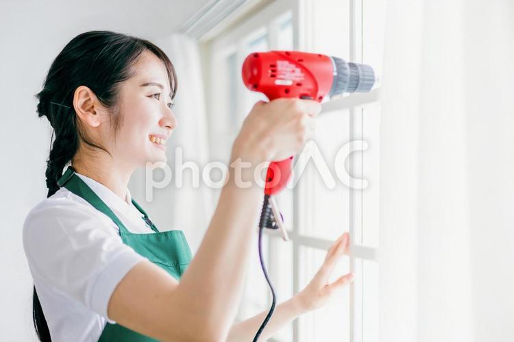 DIYするエプロン姿の日本人女性 diy,リフォーム,リノベーションの写真素材