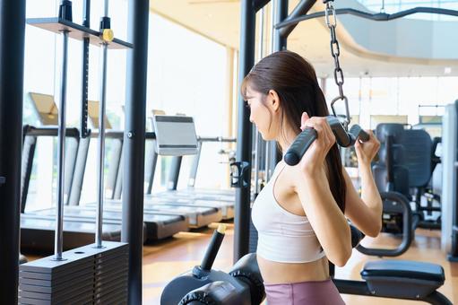ジムでトレーニングする女性 トレーニング,スポーツジム,女性の写真素材