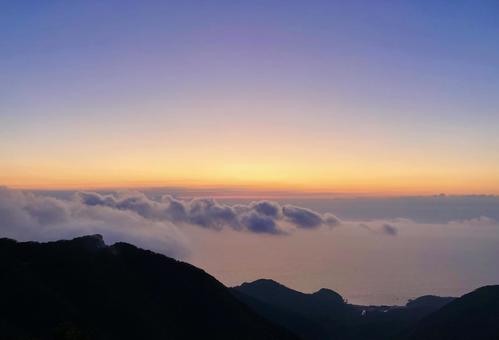 弥彦山頂から雲海と日本海の夕暮れを眺める 弥彦山頂から雲海と日本海の夕暮れを眺めるの写真