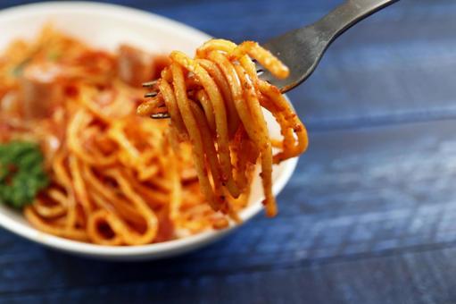 フォークに巻かれたスパゲティ フォークに巻かれたスパゲティ スパゲティ,パスタ,トマトソースの写真素材