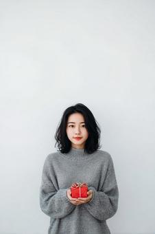 プレゼントを持つ女性 クリスマス プレゼントを持つ女性 クリスマスの写真