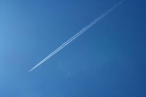 空を進む飛行機雲 空を進む飛行機雲の写真
