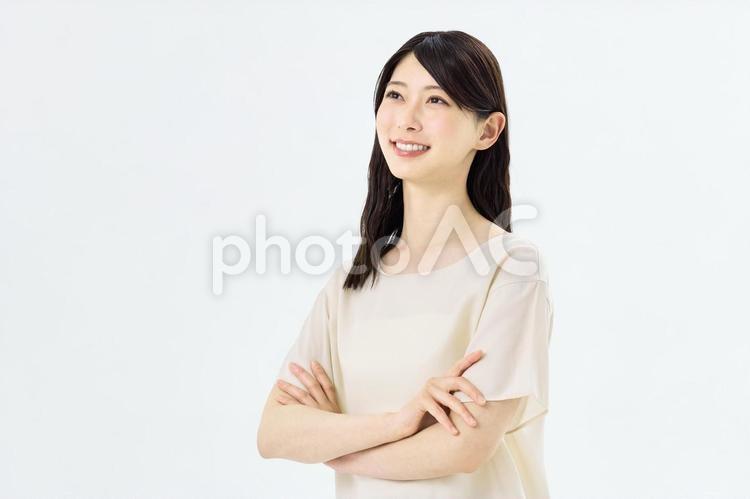 腕組みする女性　斜め上を向く 女性,ビジネスウーマン,腕組みの写真素材