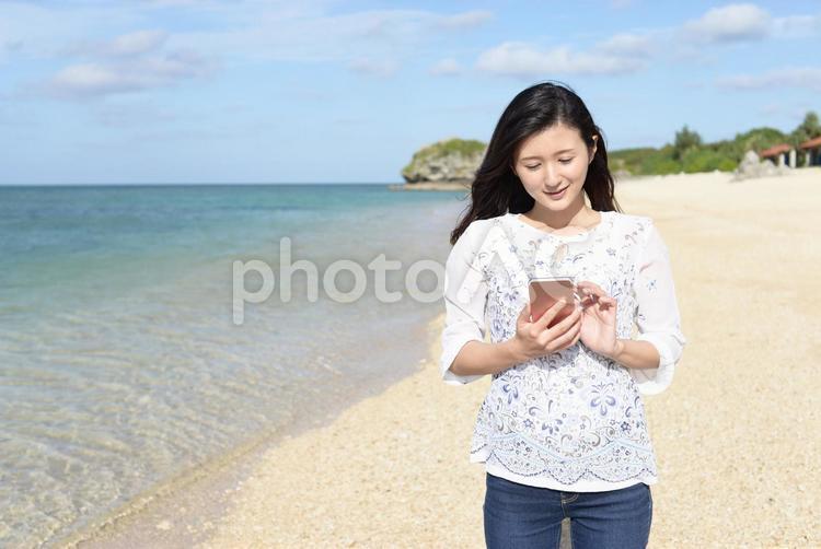 南国沖縄の美しいビーチで寛ぐ女性 女性,女,沖縄の写真素材