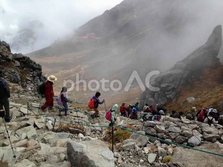 千畳敷カールを下る登山者たち 千畳敷カール,登山者たち,登山者の写真素材