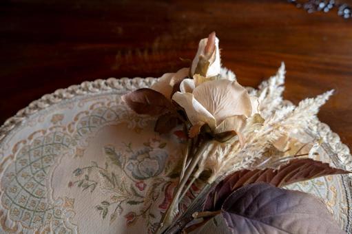 ランチョンマットの上に置かれた造花 ランチョンマットの上に置かれた造花の写真