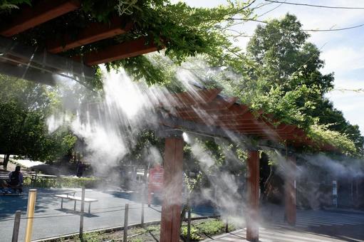 ミストが噴射される夏の公園 ミストが噴射される夏の公園 ミスト,噴射,霧の写真素材
