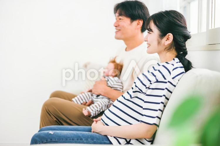 マタニティ教室で育児トレーニングする男女 マタニティ教室,夫婦,妊娠の写真素材