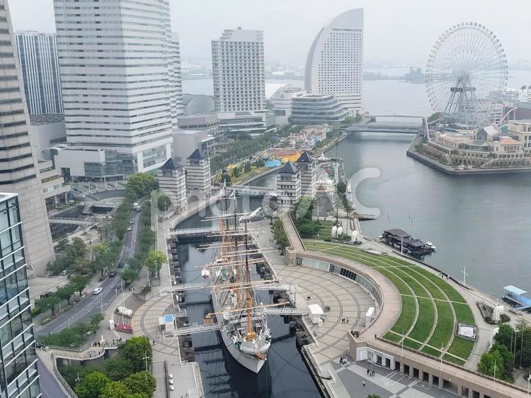みなとみらい日本丸とビル群 横浜,みなとみらい,日本丸の写真素材
