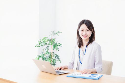 人事担当の若いビジネスウーマン 明るい,新卒,サポートの写真素材