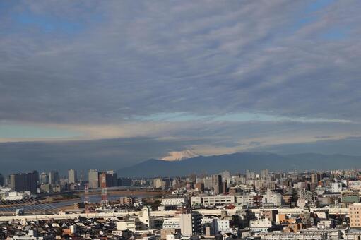 雲と青空と富士山と山と街並みと川の風景 雲,青空,富士山の写真素材