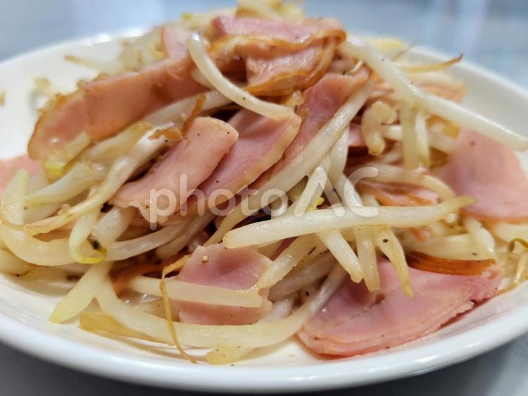 ベーコンともやしの炒め物 おいしい,お肉,ベーコンの写真素材