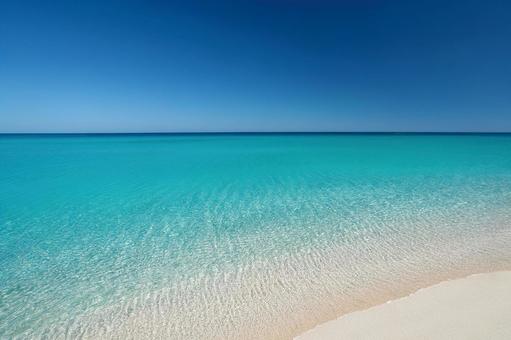 夏のエメラルドグリーンの海と青空 夏のエメラルドグリーンの海と青空の写真