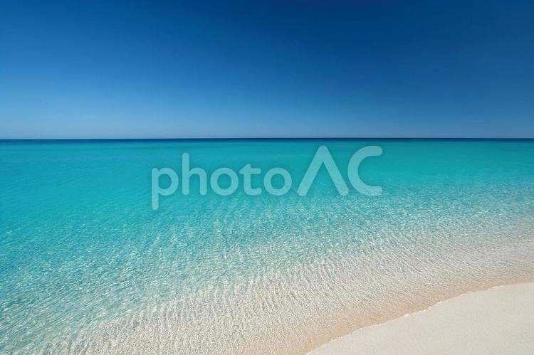 夏のエメラルドグリーンの海と青空 海,エメラルドグリーン,夏の写真素材