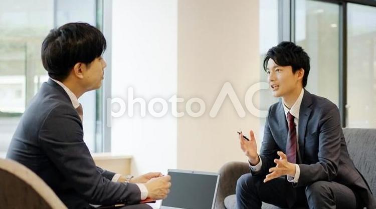 打ち合わせをするビジネスパーソン 打ち合わせ,アドバイス,助言の写真素材