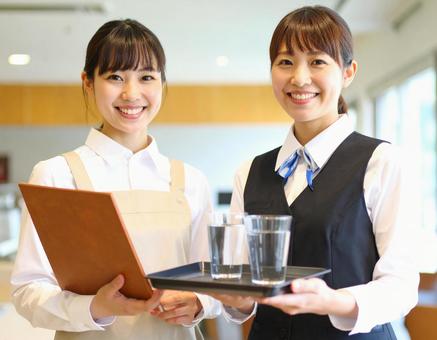 笑顔で迎えるカフェ店員 笑顔で迎えるカフェ店員の写真