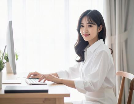 パソコンとビジネス女性 パソコンとビジネス女性の写真