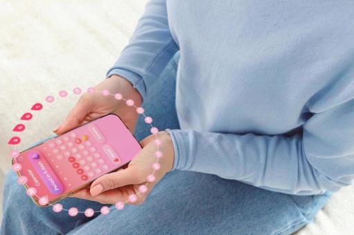 スマートフォンで生理周期アプリを使う女性の手元 生理,月経,女性の写真素材