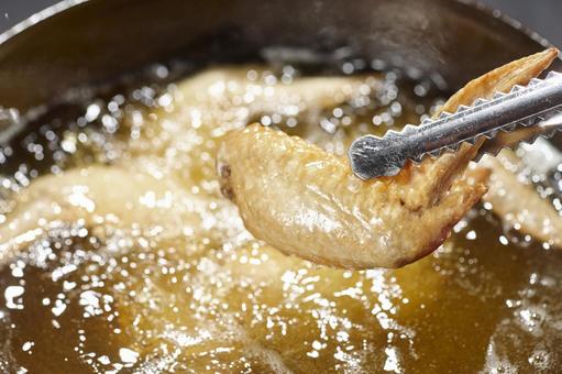 鶏の手羽先 揚げているシーン 鶏の手羽先 揚げているシーン 鶏の手羽先,揚げる,鶏肉の写真素材