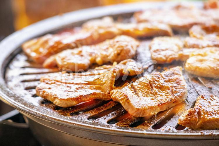 鉄のプレートで焼かれている牛タン  5599 焼肉,牛タン,焼いているの写真素材
