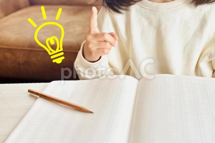勉強する子供とひらめきのイメージ ひらめき,子供,塾の写真素材