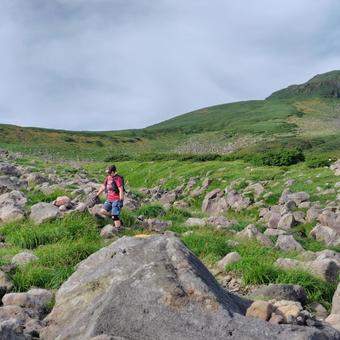 岩場を渡る人 岩場を渡る人 登山,青空,雲の写真素材
