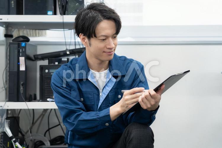 メンテナンスをする若い男性エンジニア エンジニア,技術者,メンテナンスの写真素材
