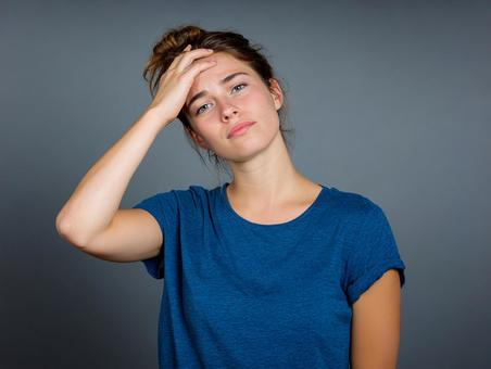 困惑した表情の女性:解決策を探す姿 困惑した表情の女性:解決策を探す姿の写真
