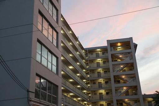 集合住宅のライト 集合住宅のライト タワーマンション,集合住宅,街灯の写真素材