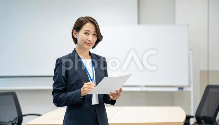 資料を説明する笑顔のビジネスウーマン 女性,ビジネス,人物の写真素材