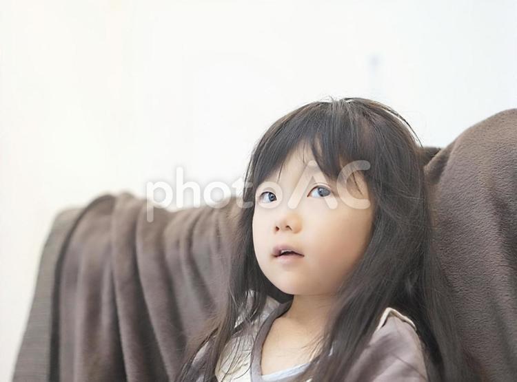 斜め上を見上げる女の子 見上げる,子供,女の子の写真素材