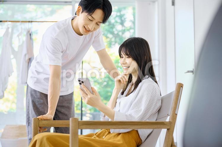 夫婦　話す　スマホ　相談 夫婦,カップル,話すの写真素材